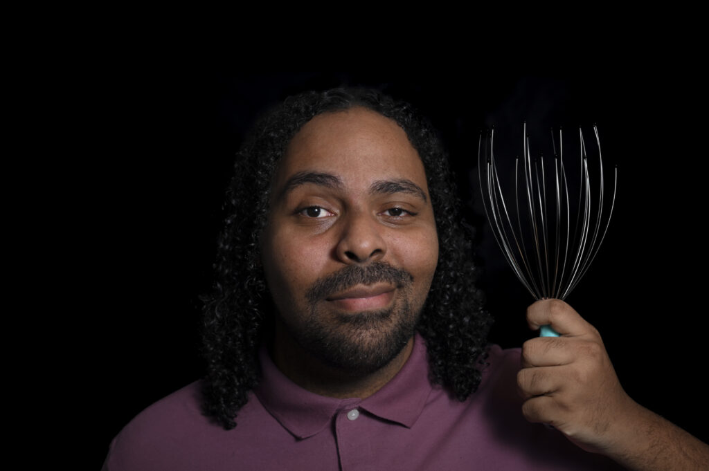 Un Asmrtist qui se prépare à faire un massage crânien ASMR pour la relaxation